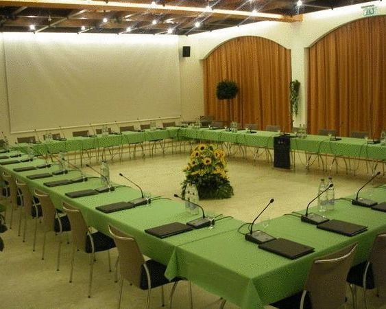 Tagungsraum mit grünem U-Tisch