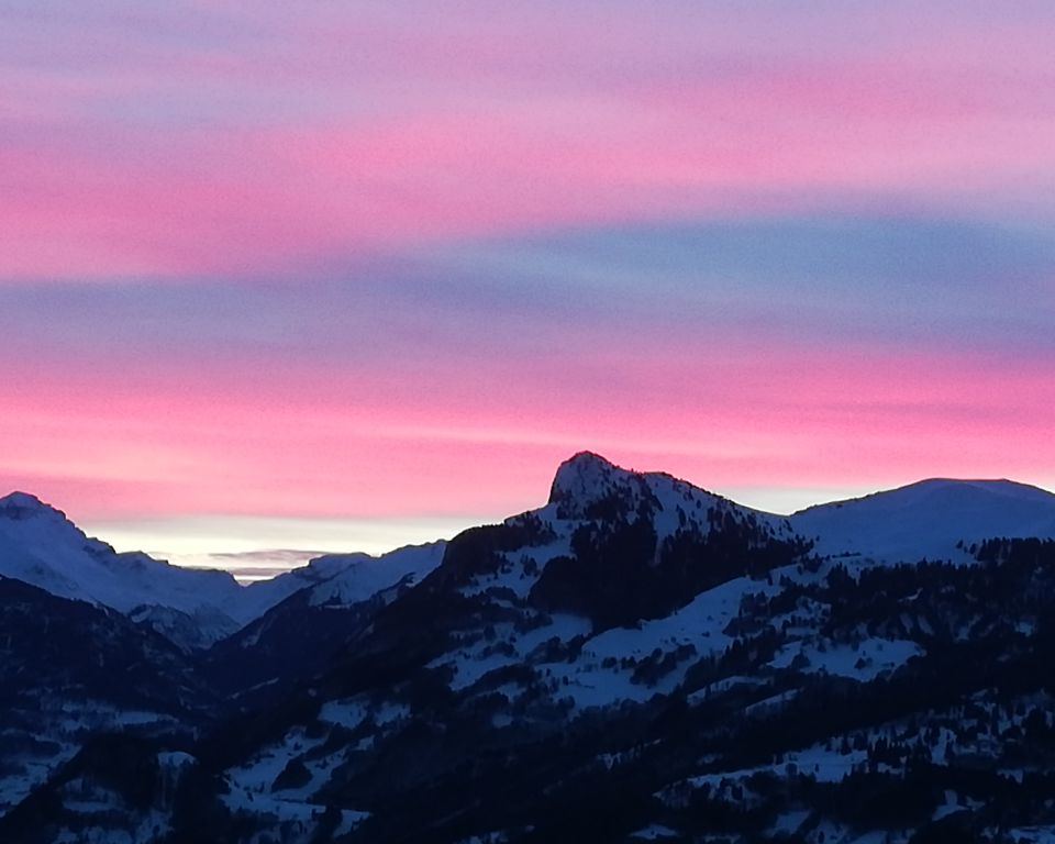 Bergsilhouette bei Sonnenuntergang