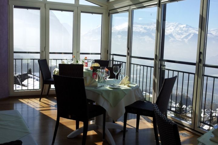 Restaurant mit Bergblick