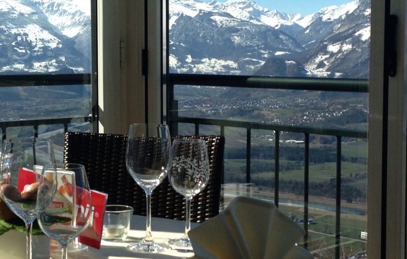 Tisch mit Bergblick
