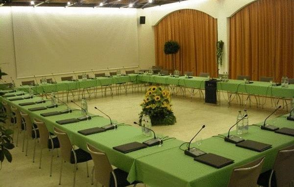 Tagungsraum mit grünem U-Tisch