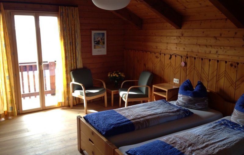 Holzverkleidetes Schlafzimmer